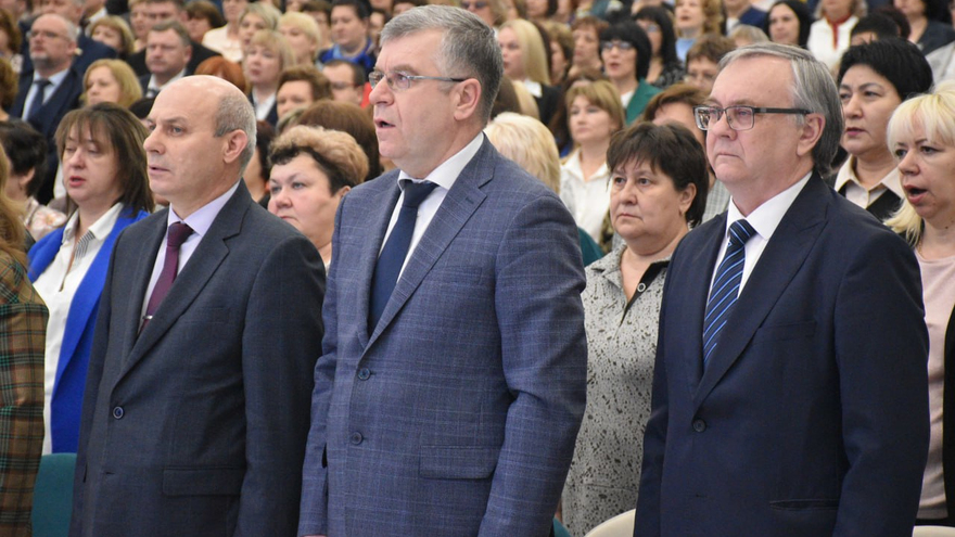 Придумывайте юбилеи, даже если их нет. Не смертный грех, простим: министр предложил способ поощрить обделенных вниманием учителей