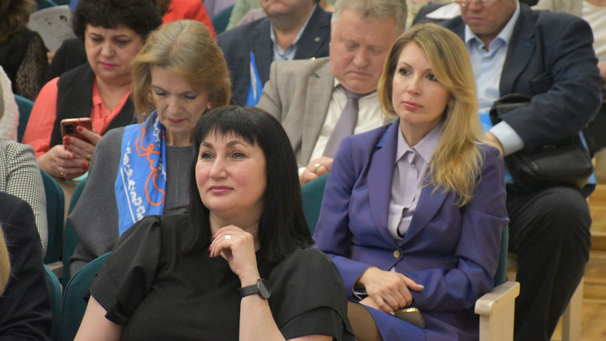 Придумывайте юбилеи, даже если их нет. Не смертный грех, простим: министр предложил способ поощрить обделенных вниманием учителей