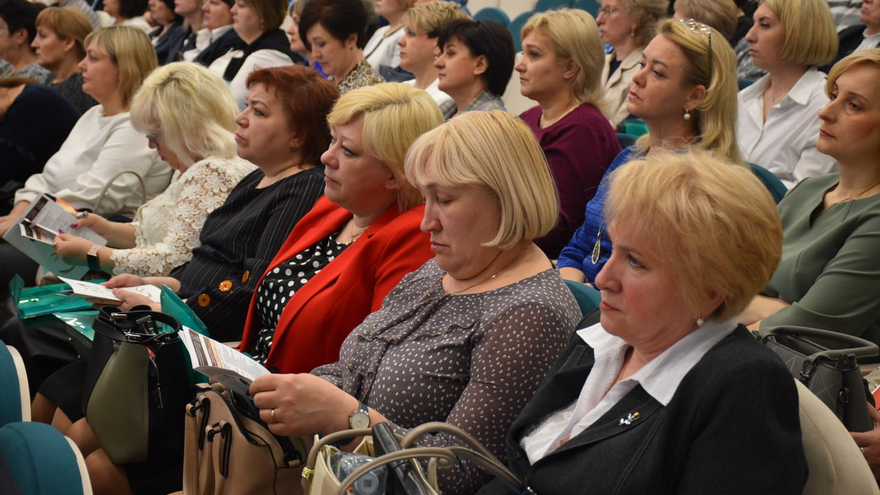 Придумывайте юбилеи, даже если их нет. Не смертный грех, простим: министр предложил способ поощрить обделенных вниманием учителей