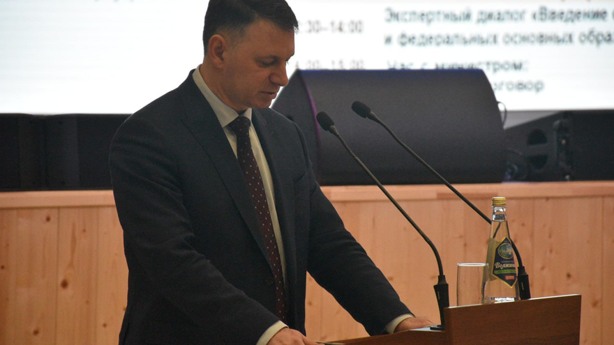 Придумывайте юбилеи, даже если их нет. Не смертный грех, простим: министр предложил способ поощрить обделенных вниманием учителей