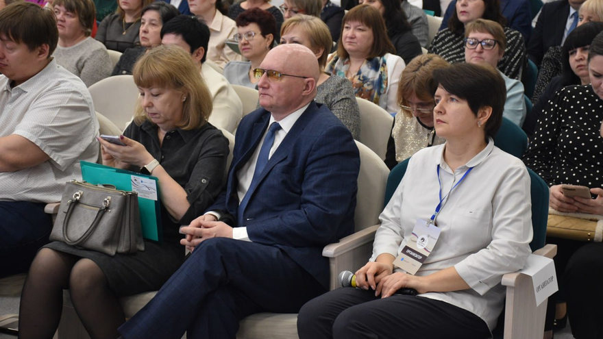 Придумывайте юбилеи, даже если их нет. Не смертный грех, простим: министр предложил способ поощрить обделенных вниманием учителей