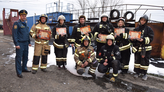 В Саратове устроили квест Стань пожарным. Участников в 12-килограммовом снаряжении отправили бегать по кричащему лабиринту