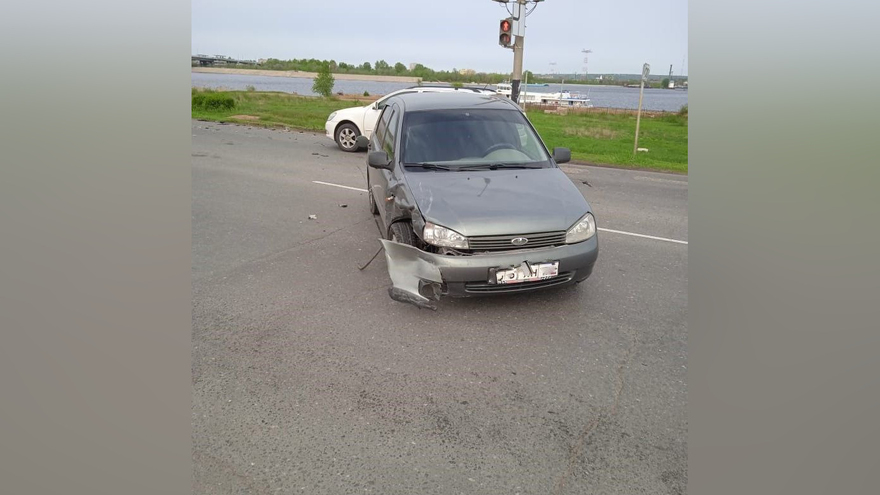 Пожилой водитель Toyota пострадал в столкновении с Ладой