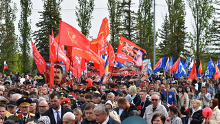 День Победы. В Саратове возложили цветы к Вечному огню