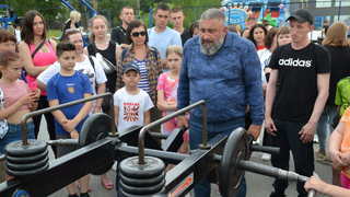 В Солнечном открыли бесплатный Народный фитнес-парк. Силач Максюта посоветовал прогонять оттуда вандалов