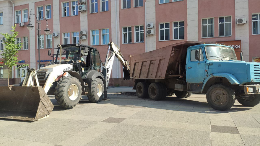 На проспекте Столыпина начали менять землю для высадки новых деревьев