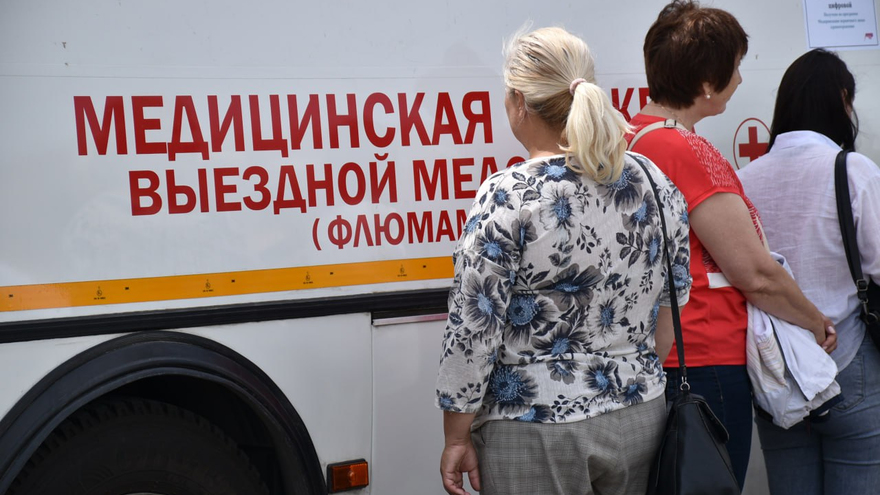 В центре Саратова выстроились очереди к онкологам, окулистам и кардиологам