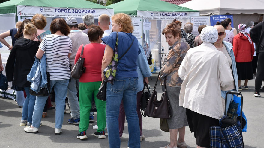 В центре Саратова выстроились очереди к онкологам, окулистам и кардиологам