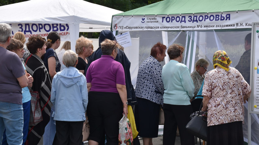 В центре Саратова выстроились очереди к онкологам, окулистам и кардиологам