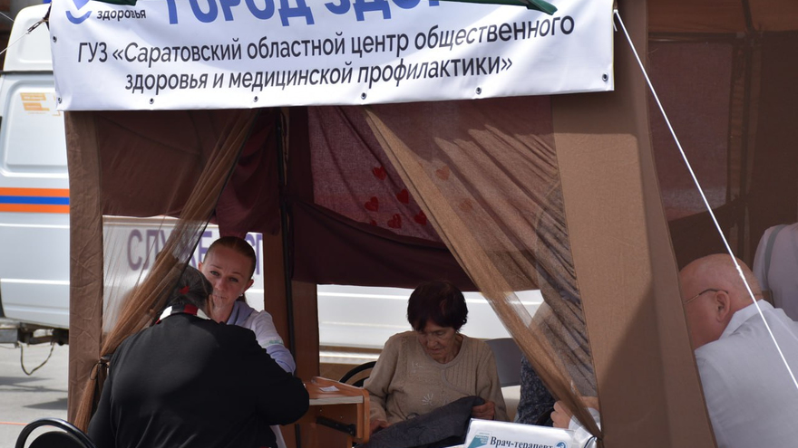 В центре Саратова выстроились очереди к онкологам, окулистам и кардиологам