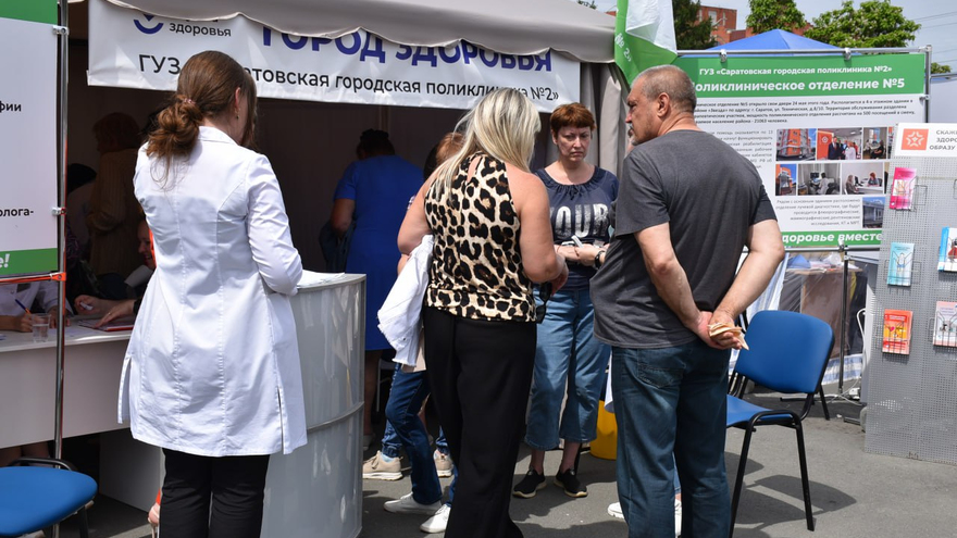 В центре Саратова выстроились очереди к онкологам, окулистам и кардиологам
