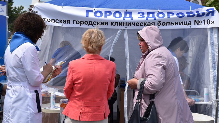 В центре Саратова выстроились очереди к онкологам, окулистам и кардиологам