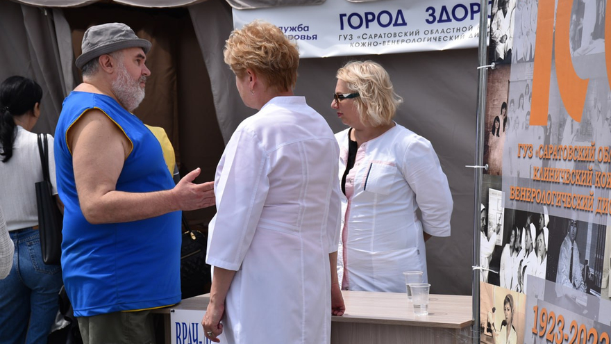 В центре Саратова выстроились очереди к онкологам, окулистам и кардиологам