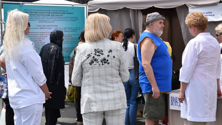 В центре Саратова выстроились очереди к онкологам, окулистам и кардиологам