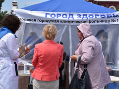 В центре Саратова выстроились очереди к онкологам, окулистам и кардиологам