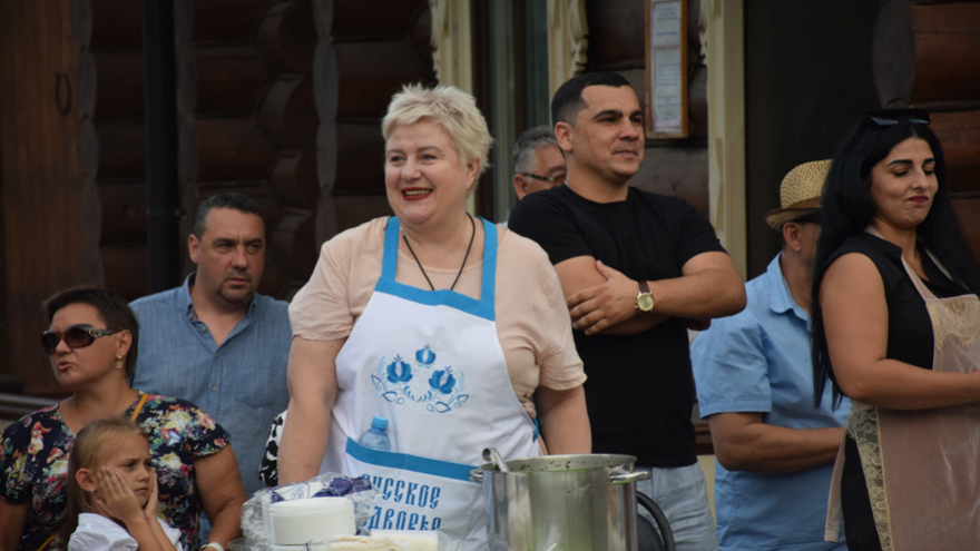 Саратовцам наливали азербайджанскую, татарскую и цыганскую окрошку и пели Я русский