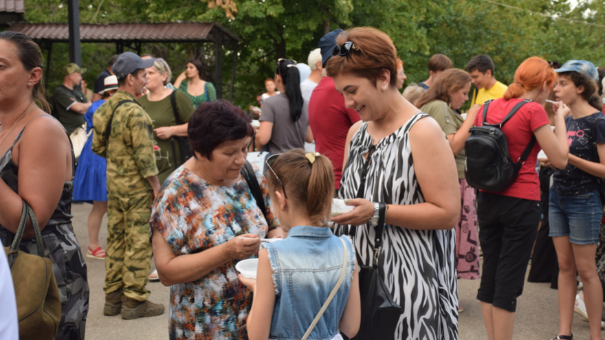Саратовцам наливали азербайджанскую, татарскую и цыганскую окрошку и пели Я русский