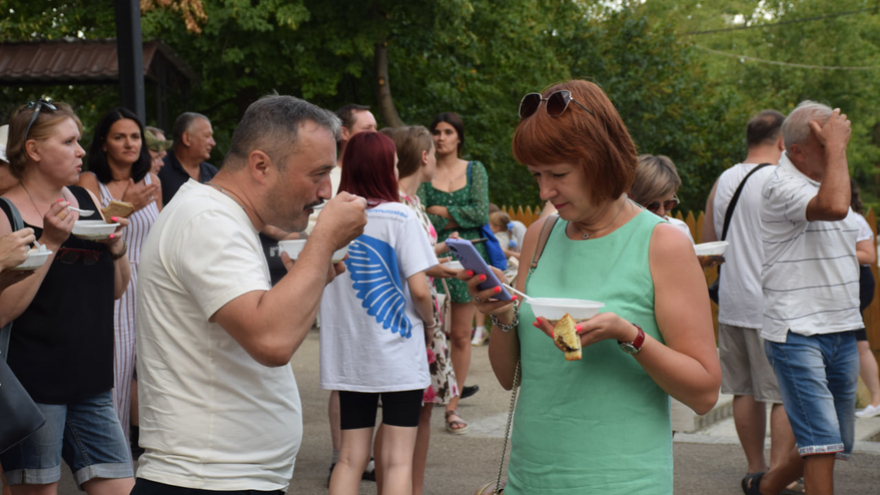 Саратовцам наливали азербайджанскую, татарскую и цыганскую окрошку и пели Я русский