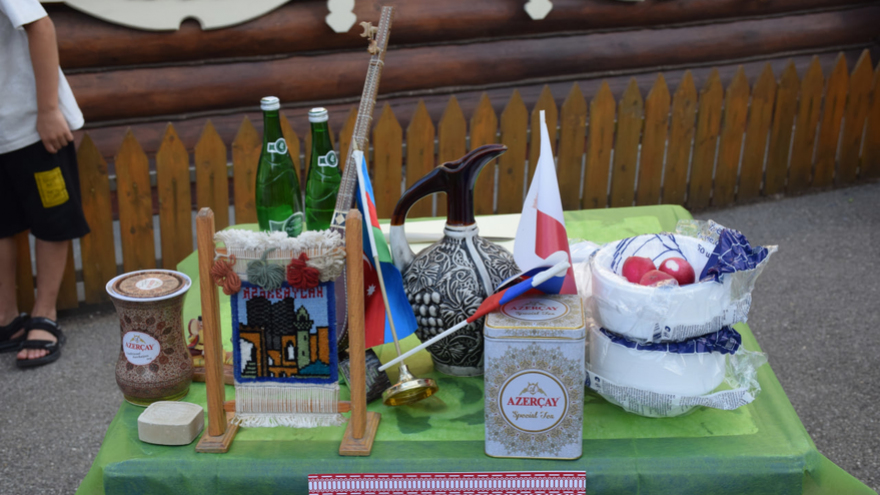 Саратовцам наливали азербайджанскую, татарскую и цыганскую окрошку и пели Я русский
