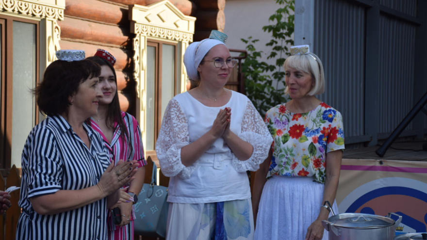 Саратовцам наливали азербайджанскую, татарскую и цыганскую окрошку и пели Я русский