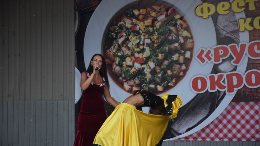 Саратовцам наливали азербайджанскую, татарскую и цыганскую окрошку и пели Я русский