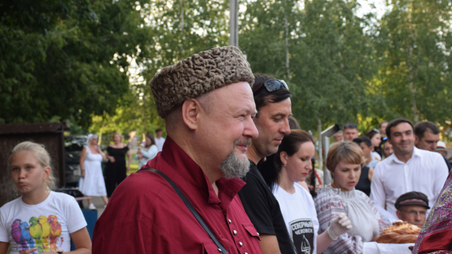 Саратовцам наливали азербайджанскую, татарскую и цыганскую окрошку и пели Я русский