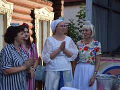Саратовцам наливали азербайджанскую, татарскую и цыганскую окрошку и пели Я русский