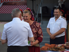 Саратовцам наливали азербайджанскую, татарскую и цыганскую окрошку и пели Я русский