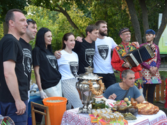 Саратовцам наливали азербайджанскую, татарскую и цыганскую окрошку и пели Я русский