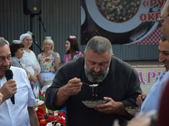 Саратовцам наливали азербайджанскую, татарскую и цыганскую окрошку и пели Я русский