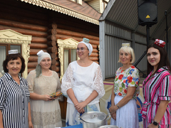 Саратовцам наливали азербайджанскую, татарскую и цыганскую окрошку и пели Я русский