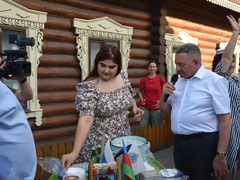 Саратовцам наливали азербайджанскую, татарскую и цыганскую окрошку и пели Я русский