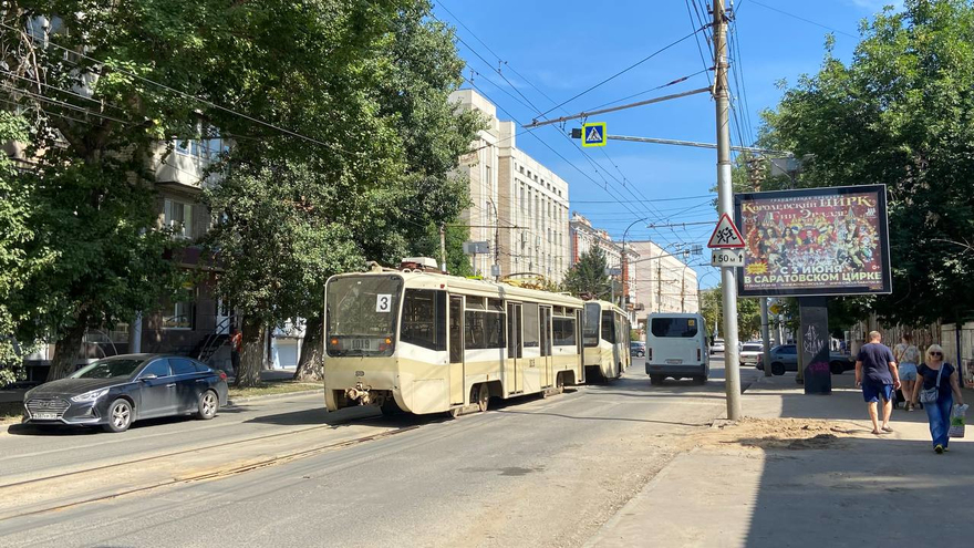 В центре Саратова автомобилист врезался в трамвай и сбежал: образовалась пробка из вагонов