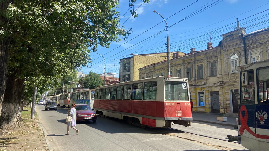 В центре Саратова автомобилист врезался в трамвай и сбежал: образовалась пробка из вагонов