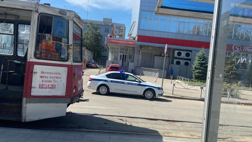 В центре Саратова автомобилист врезался в трамвай и сбежал: образовалась пробка из вагонов