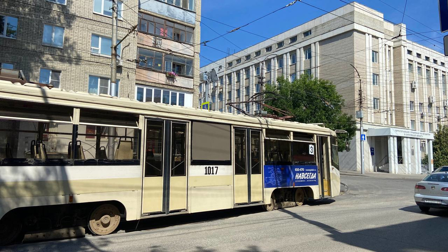 В центре Саратова автомобилист врезался в трамвай и сбежал: образовалась пробка из вагонов