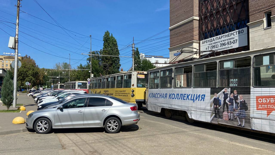В центре Саратова автомобилист врезался в трамвай и сбежал: образовалась пробка из вагонов