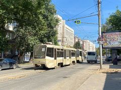 В центре Саратова автомобилист врезался в трамвай и сбежал: образовалась пробка из вагонов