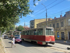 В центре Саратова автомобилист врезался в трамвай и сбежал: образовалась пробка из вагонов