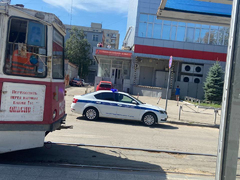 В центре Саратова автомобилист врезался в трамвай и сбежал: образовалась пробка из вагонов