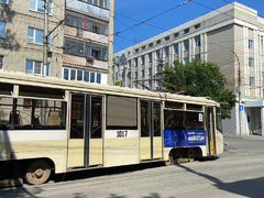 В центре Саратова автомобилист врезался в трамвай и сбежал: образовалась пробка из вагонов