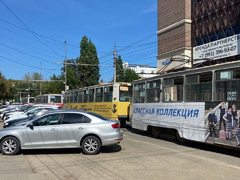 В центре Саратова автомобилист врезался в трамвай и сбежал: образовалась пробка из вагонов