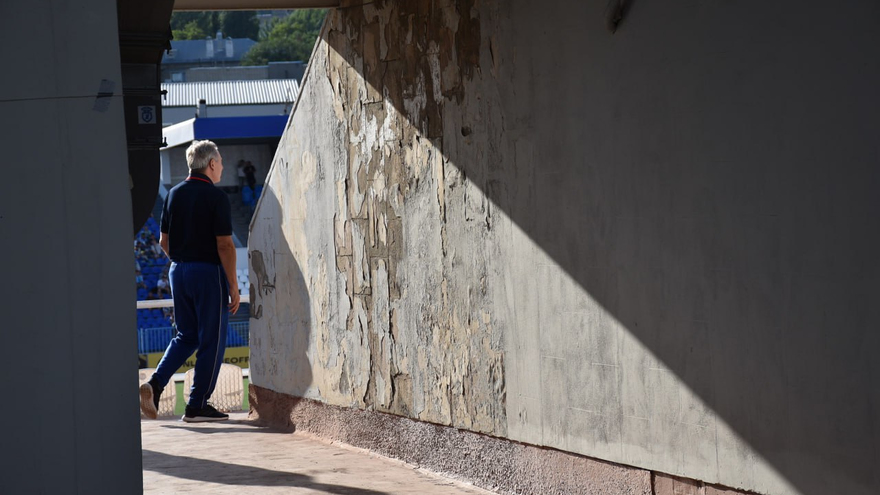 Ржавые кресла, осыпающаяся штукатурка, вспученные полы: министр заявил, что стадиону Локомотив нужен ремонт