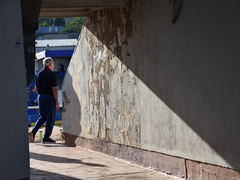 Ржавые кресла, осыпающаяся штукатурка, вспученные полы: министр заявил, что стадиону Локомотив нужен ремонт