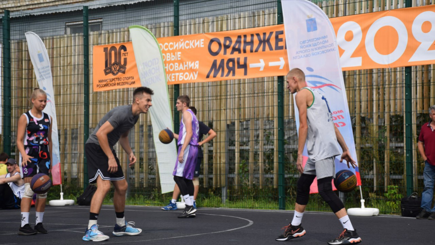 Оранжевый мяч: на саратовской набережной играли в уличный баскетбол