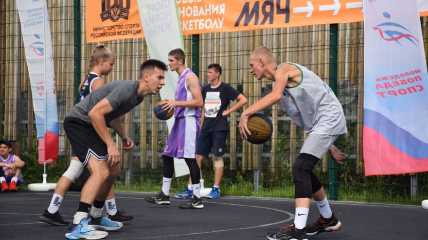 Оранжевый мяч: на саратовской набережной играли в уличный баскетбол