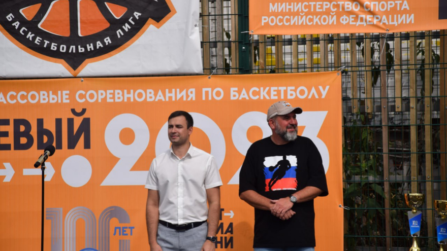 Оранжевый мяч: на саратовской набережной играли в уличный баскетбол