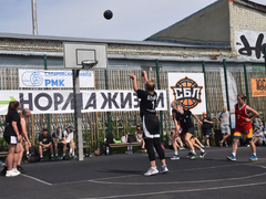 Оранжевый мяч: на саратовской набережной играли в уличный баскетбол