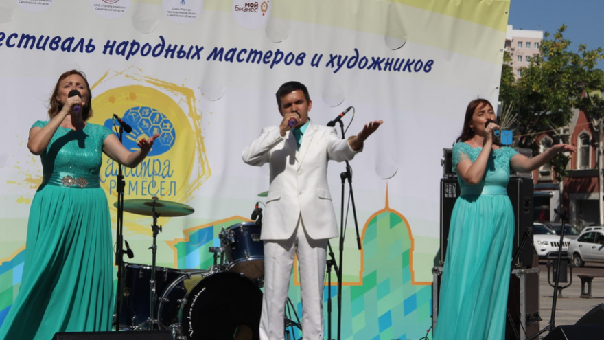 В Саратове открылся фестиваль с модными показами и русской избой