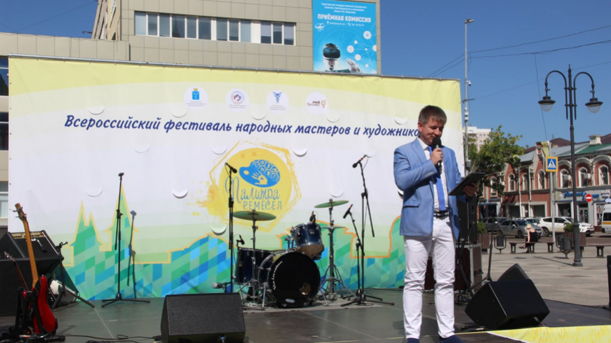 В Саратове открылся фестиваль с модными показами и русской избой